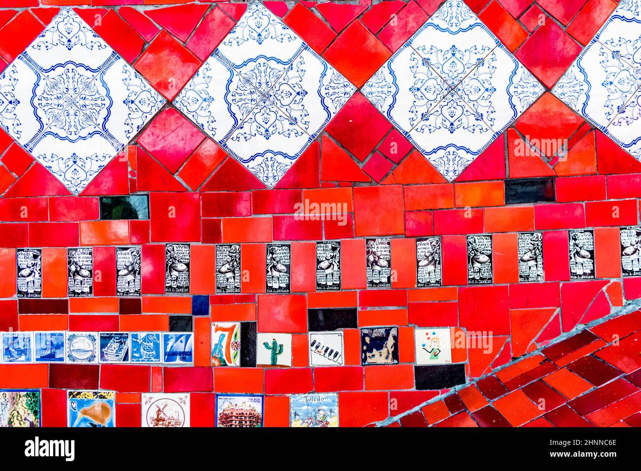 Dettaglio di colorate pareti in mattonelle ai gradini di Selaron che collegano Lapa e Santa Teresa Foto Stock