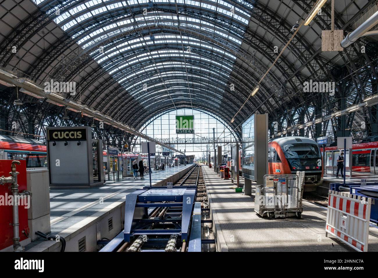 La gente nella stazione centrale di Francoforte cammina fino al treno Foto Stock