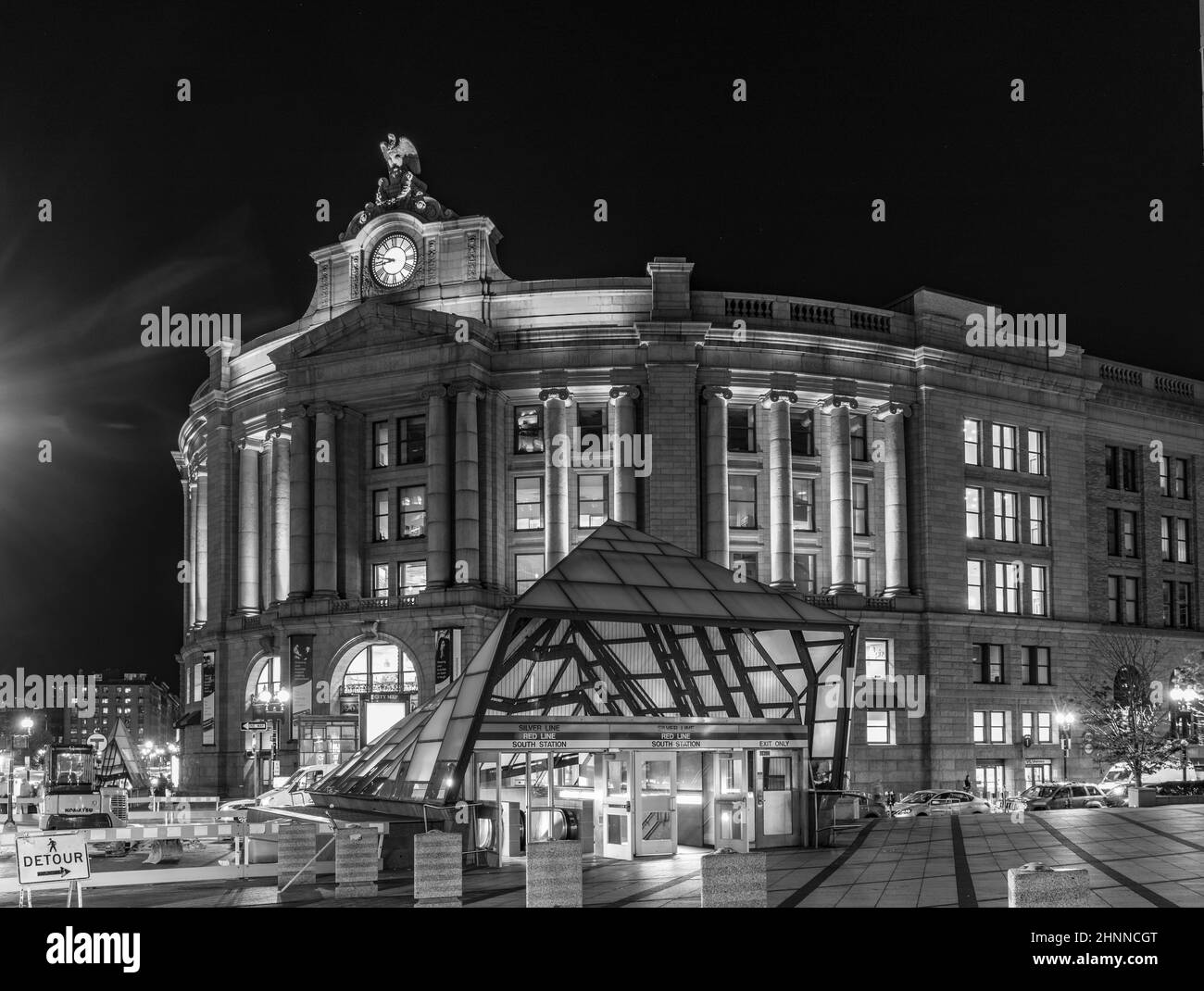 Vecchia stazione ferroviaria sud illuminata con traffico a Boston di notte Foto Stock