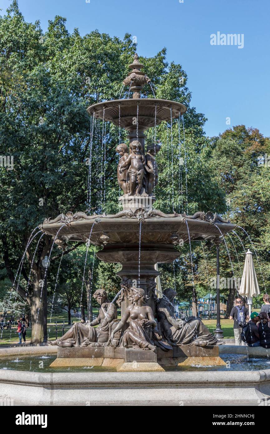 La gente del parco si gode Boston Commons Brewer Fountain, Boston, Massachusetts Foto Stock