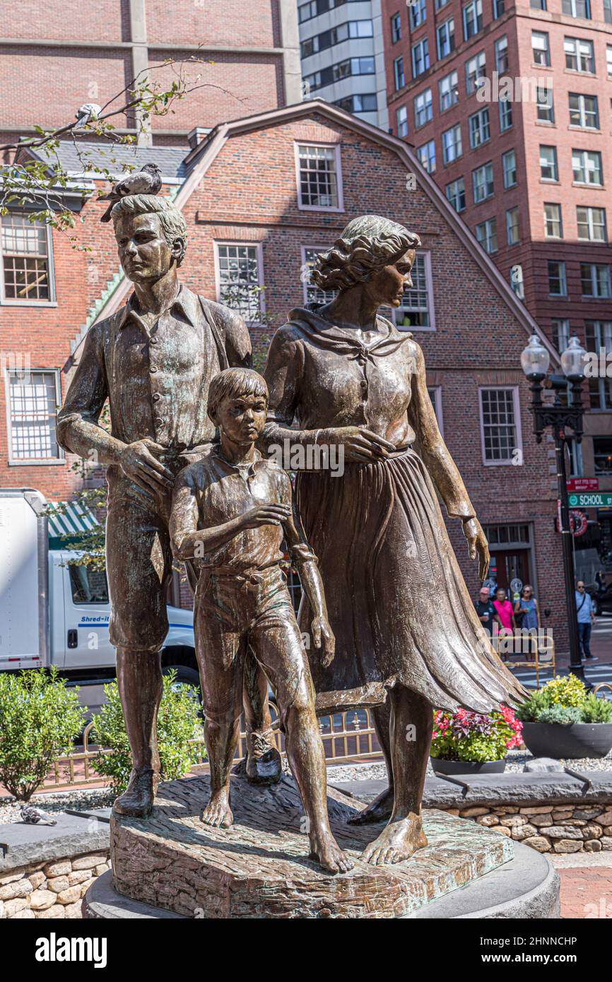 Il Boston Irish Famine Memorial contiene due gruppi di statue che soffrono durante la Grande carestia del 1845–1852. Foto Stock