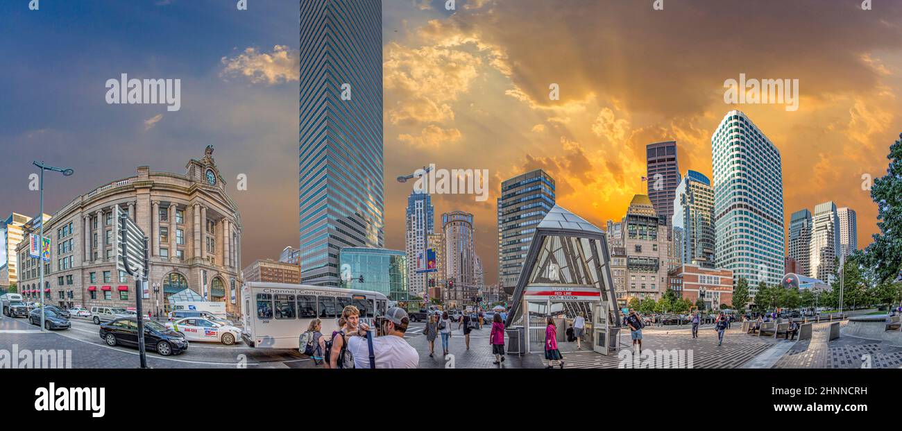 Persone e traffico alla stazione Sud di Boston Foto Stock