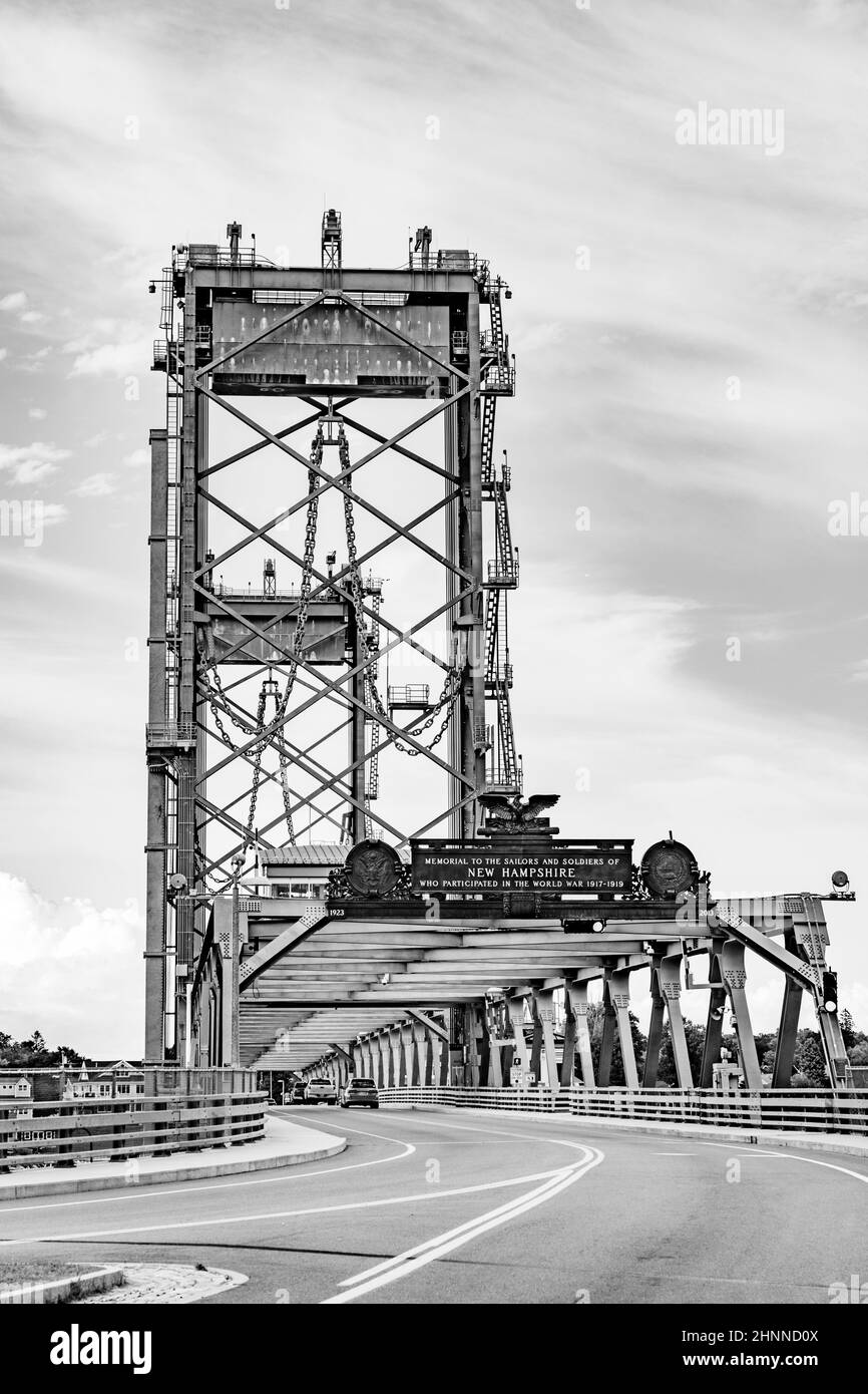 Il Memorial Bridge sul fiume Piscataqua, a Portsmouth, che collega il New Hampshire al Maine, USA Foto Stock