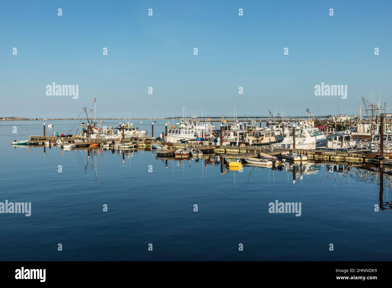 porto con barche da pesca e yacht privati a Provincetown, Cape Cod, USA al sole del pomeriggio Foto Stock