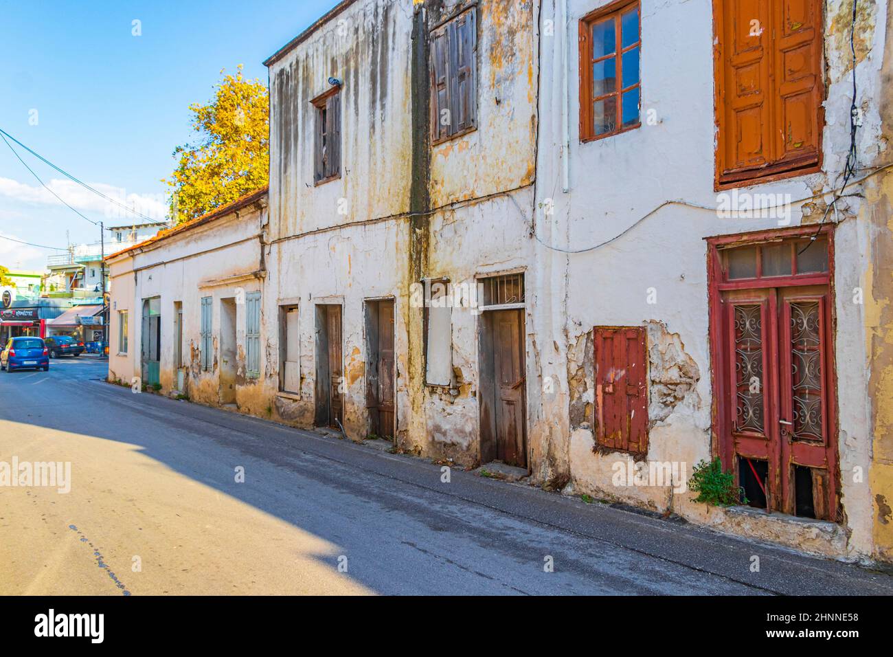 Vecchie case abbandonate rotte e sporche edifici Rodi Grecia. Foto Stock