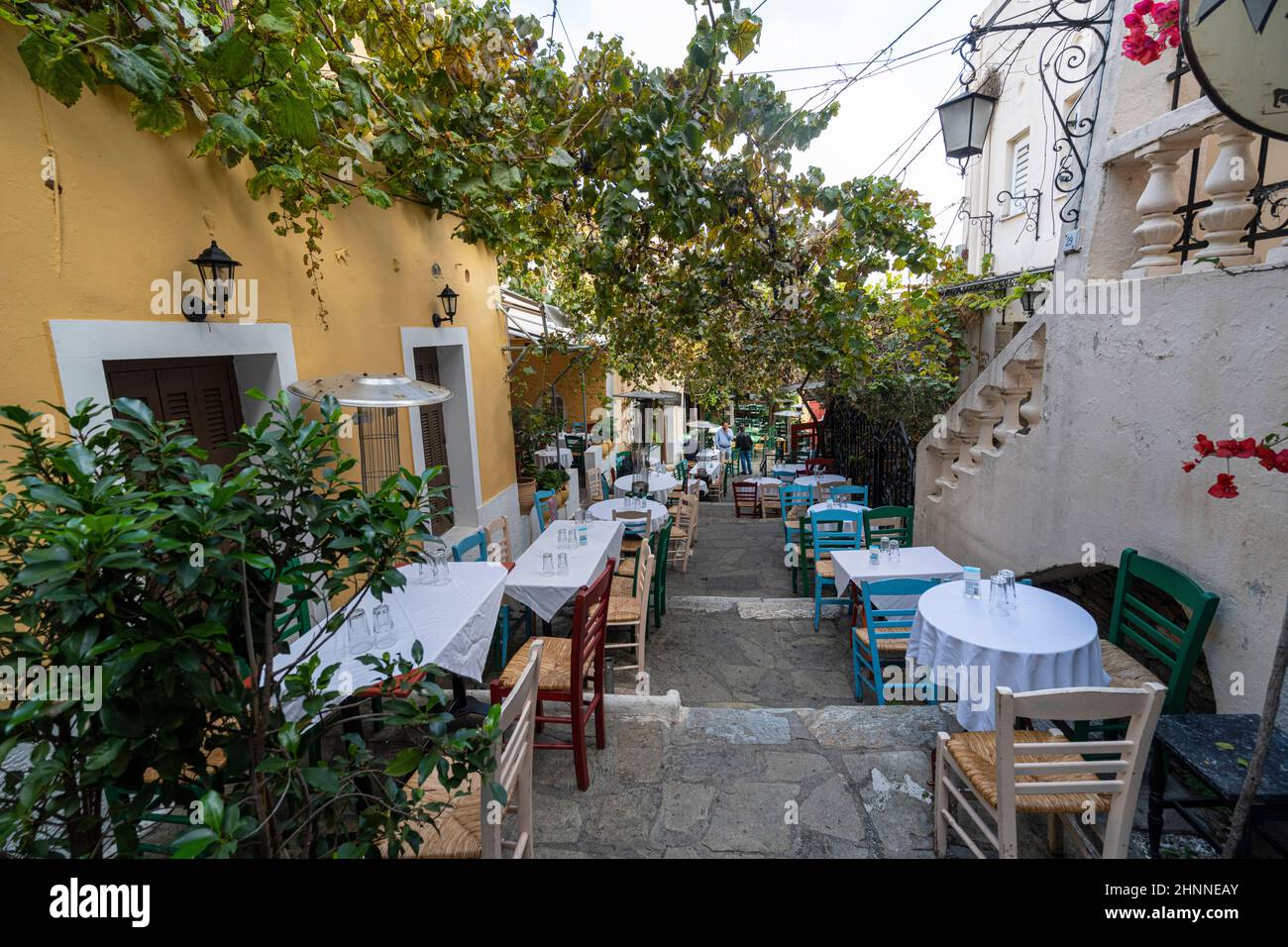 Trattorie tipiche all'aperto ad Atene, in Grecia Foto Stock
