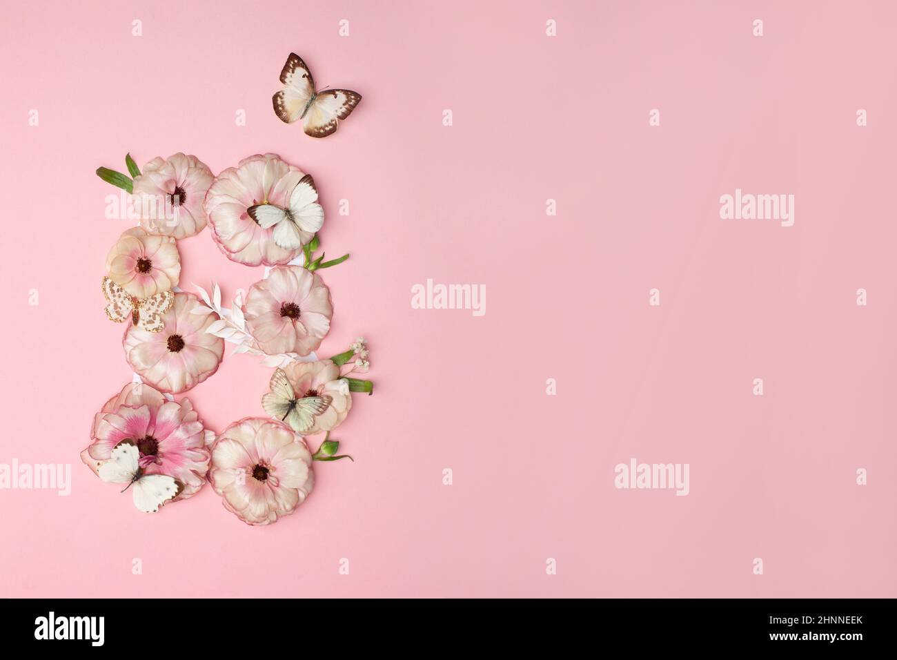 Tessera Festa della Donna Marzo 8 con fiori rosa e farfalla bianca su sfondo rosa Foto Stock