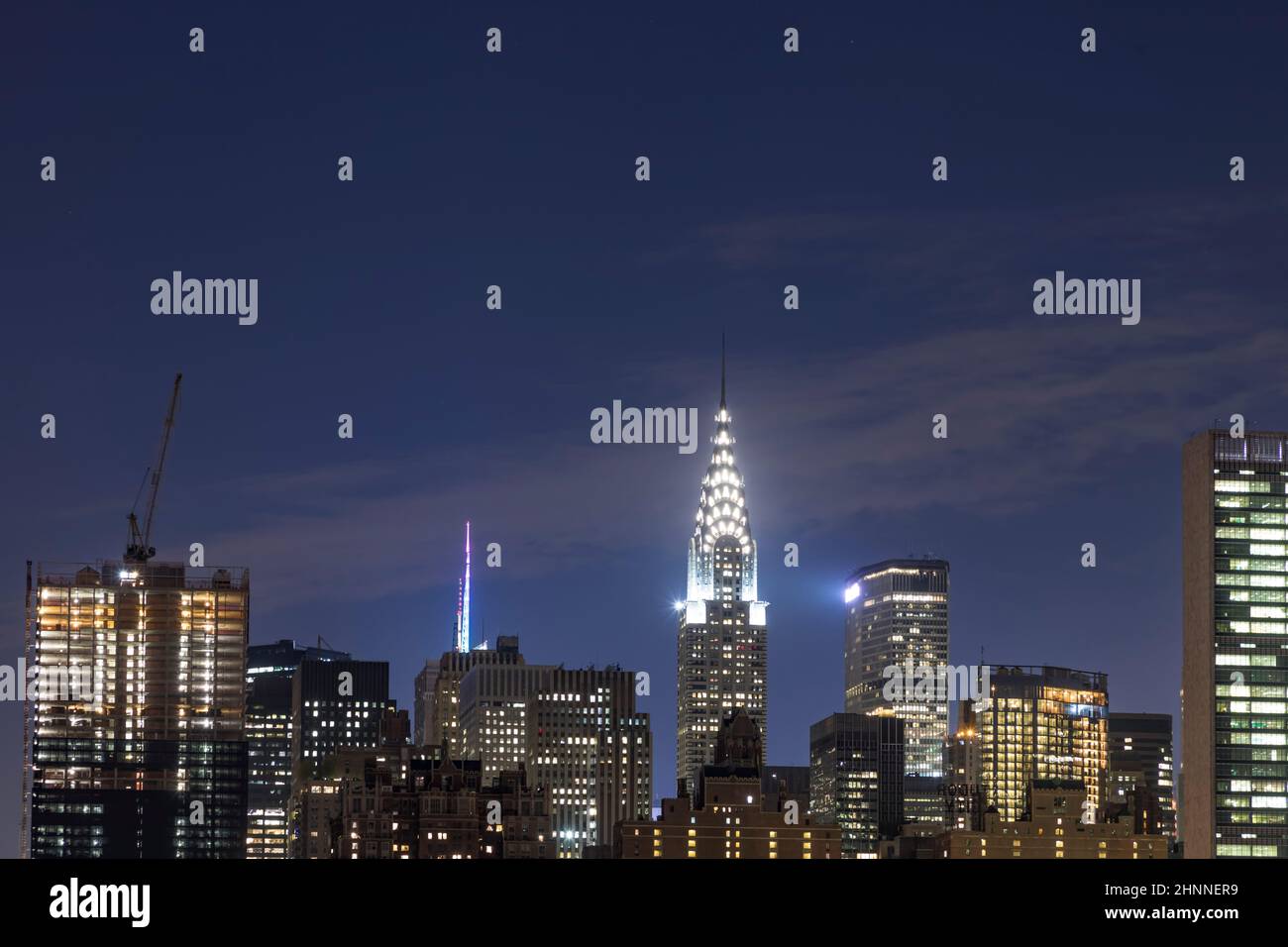 Vista dello skyline di New York con Empire state illuminato e Chrysler Building. Foto Stock
