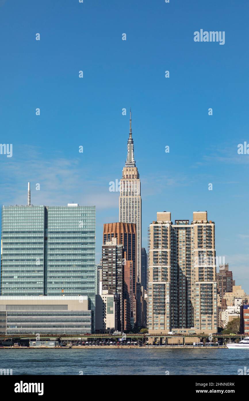 New York con River , un e Chrysler b Foto Stock