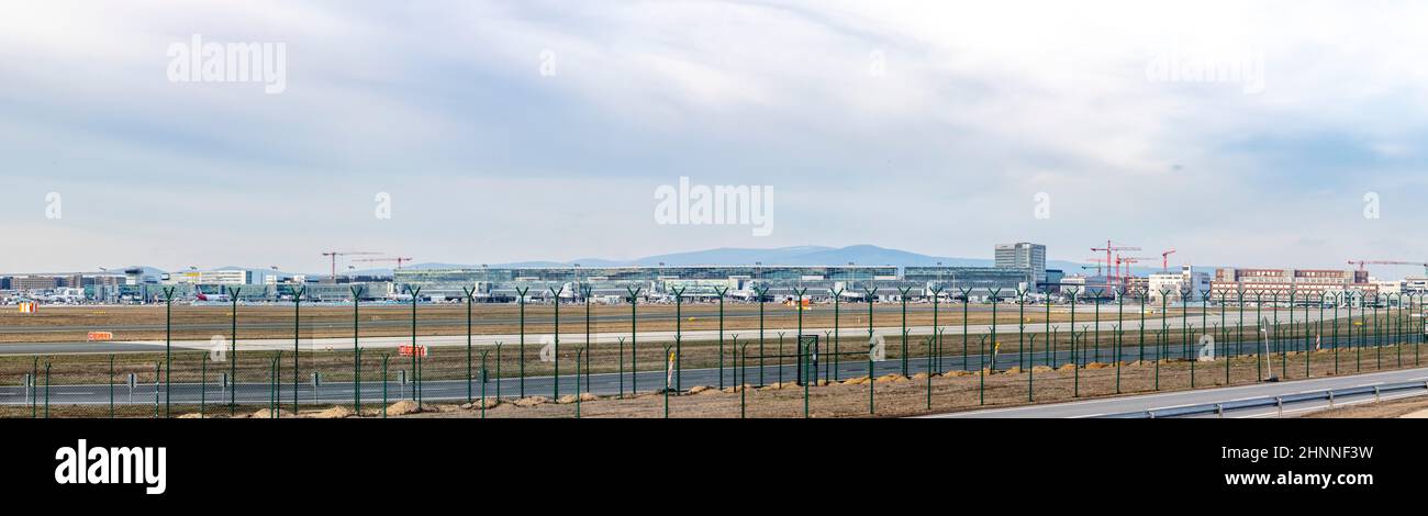 vista panoramica dell'aeroporto internazionale di francoforte con pista Foto Stock