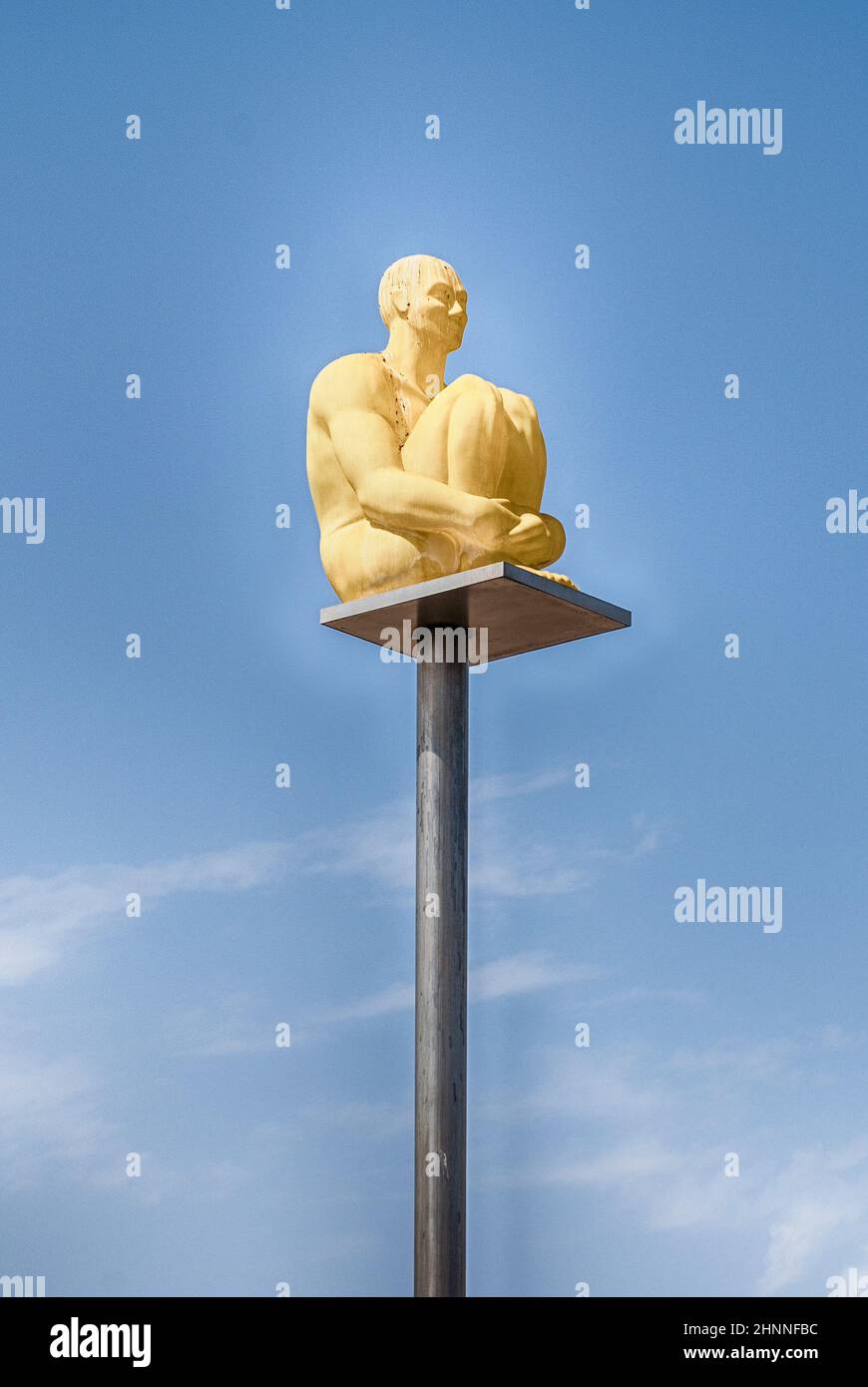 NIZZA, FRANCIA - AGOSTO 11: Iconiche sculture di lampade da strada nel posto centrale Massena, Nizza, Costa Azzurra, Francia il 11 agosto 2019. L'opera è chiamata "Conversation a Nice" di Jaume Plensa Foto Stock