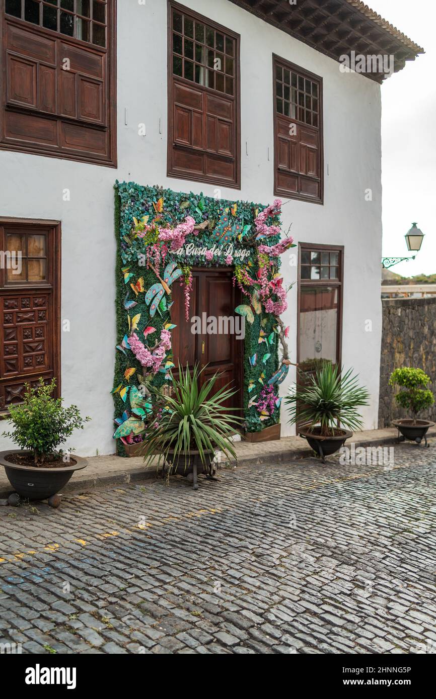 ICOD DE LOS VINOS, TENERIFE - 09 LUGLIO 2021: Strade di una città vecchia sulla costa atlantica. Foto Stock