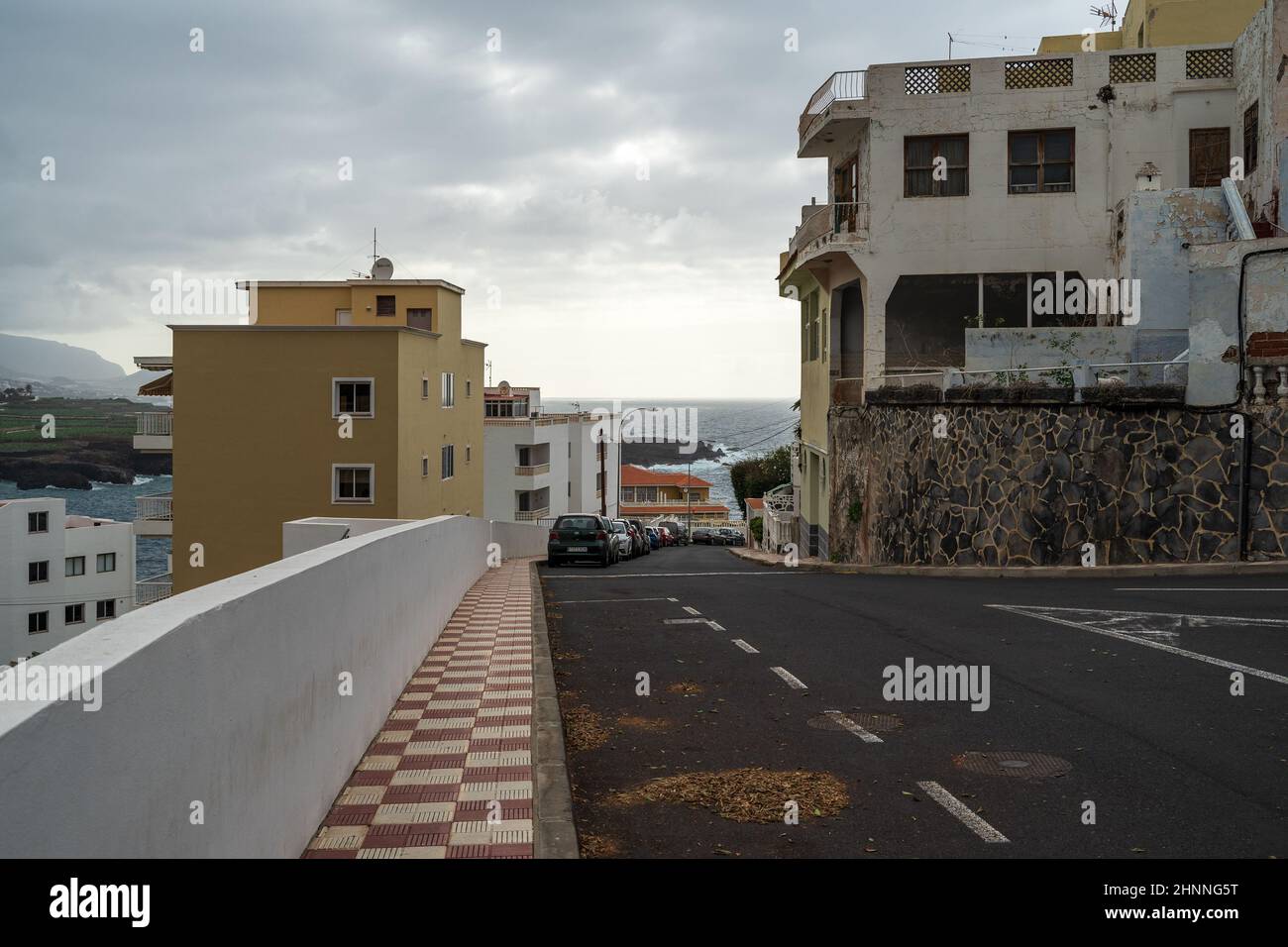 ICOD DE LOS VINOS, TENERIFE - 09 LUGLIO 2021: Strade di una città vecchia sulla costa atlantica. Foto Stock