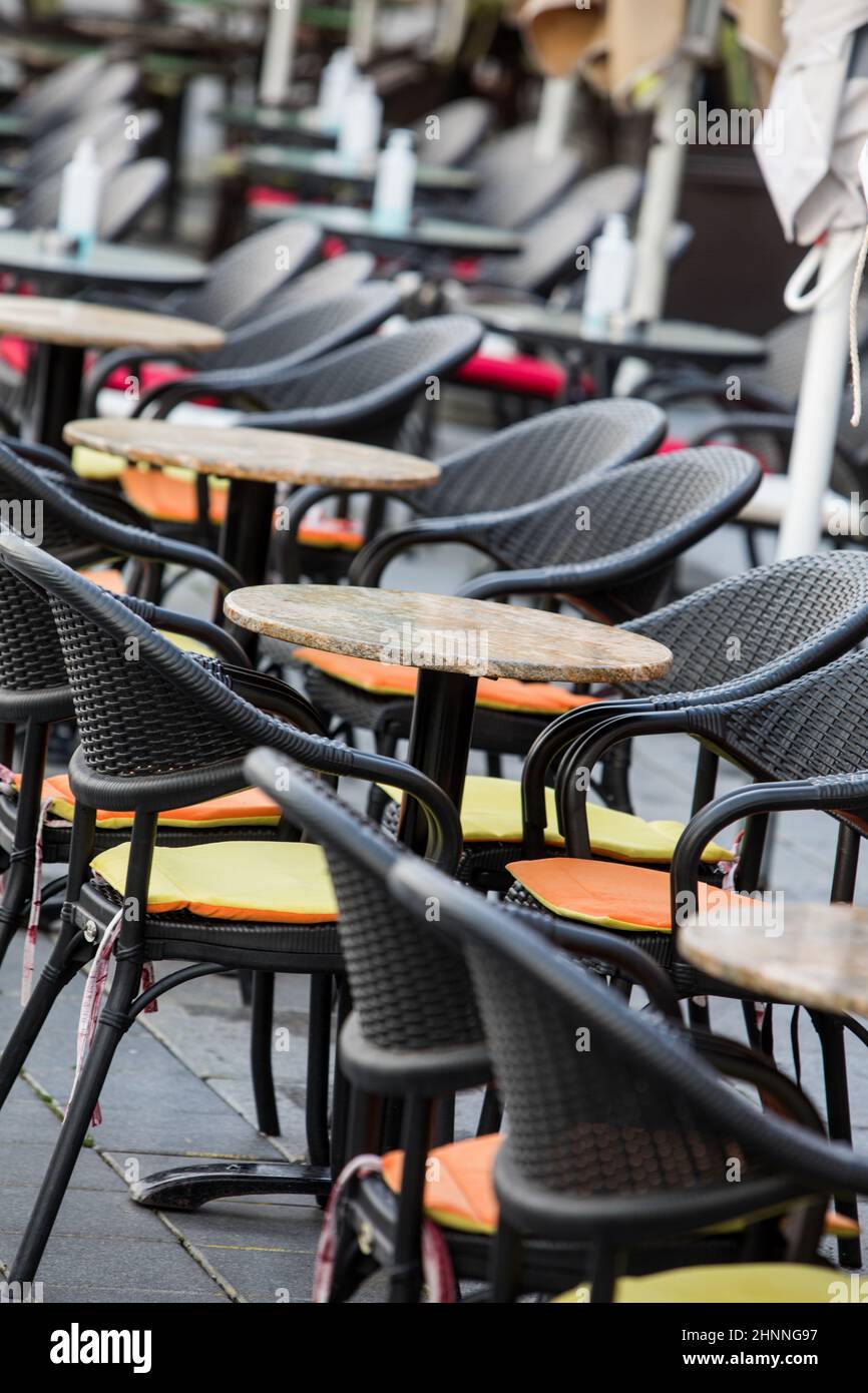 Immagine a colori di sedie e tavoli vuoti in una terrazza all'aperto. Foto Stock