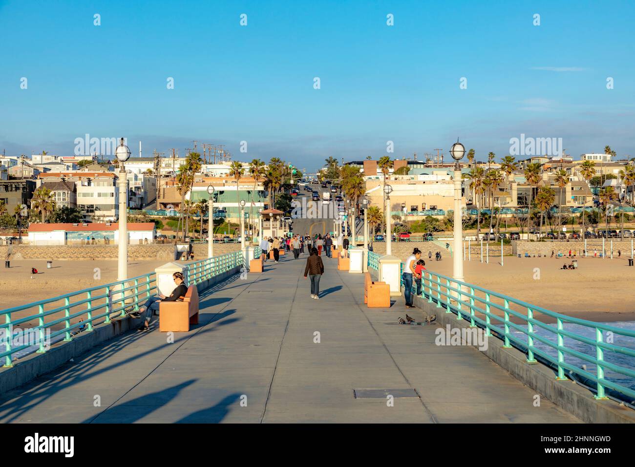 La gente gode il tramonto sulla spiaggia panoramica e sul molo di Manhattan Beach vicino a Los Angeles Foto Stock