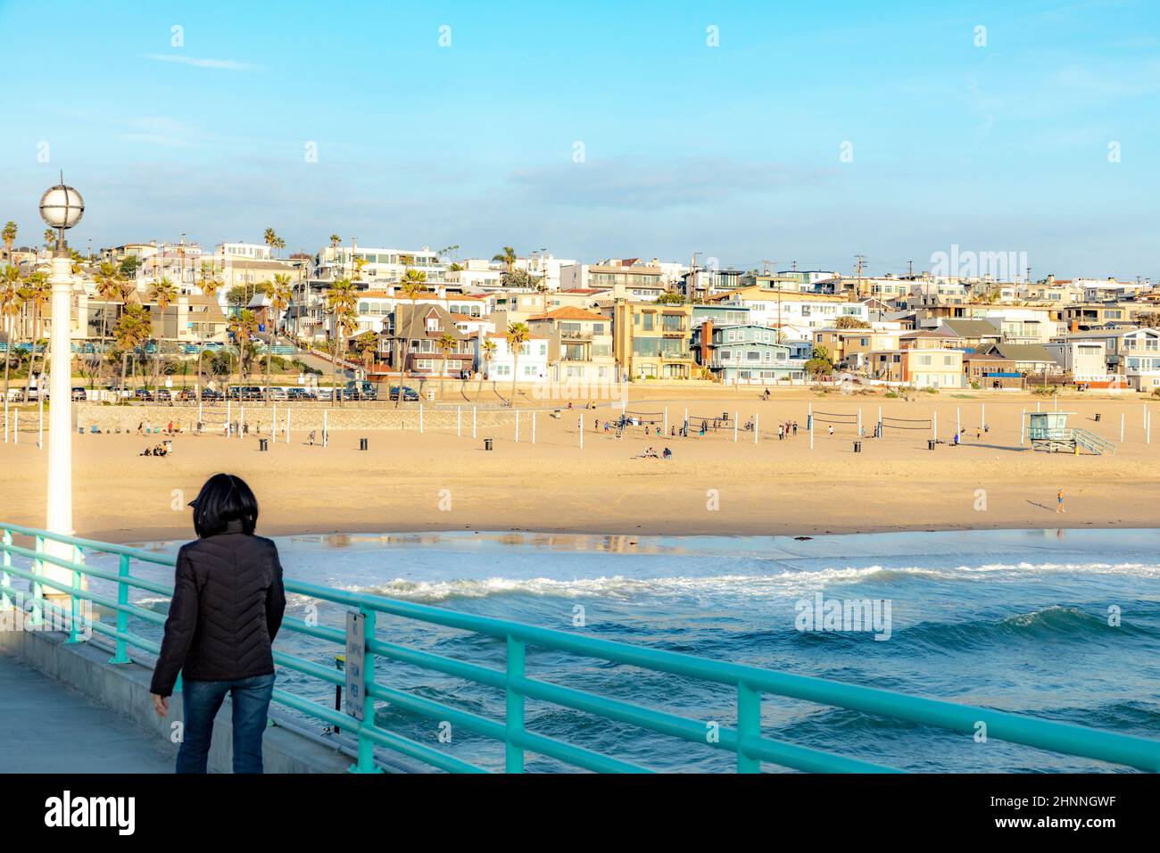 La gente gode il tramonto sulla spiaggia panoramica e sul molo di Manhattan Beach vicino a Los Angeles Foto Stock