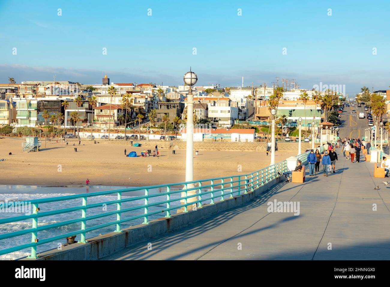 La gente gode il tramonto sulla spiaggia panoramica e sul molo di Manhattan Beach vicino a Los Angeles Foto Stock