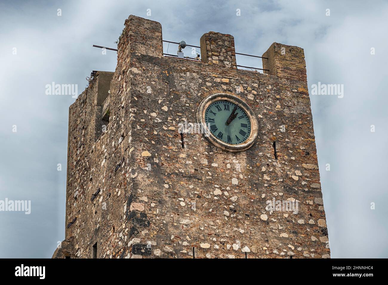 Antica torre di orologio, punto di riferimento iconico a Taormina, Sicilia, Italia Foto Stock