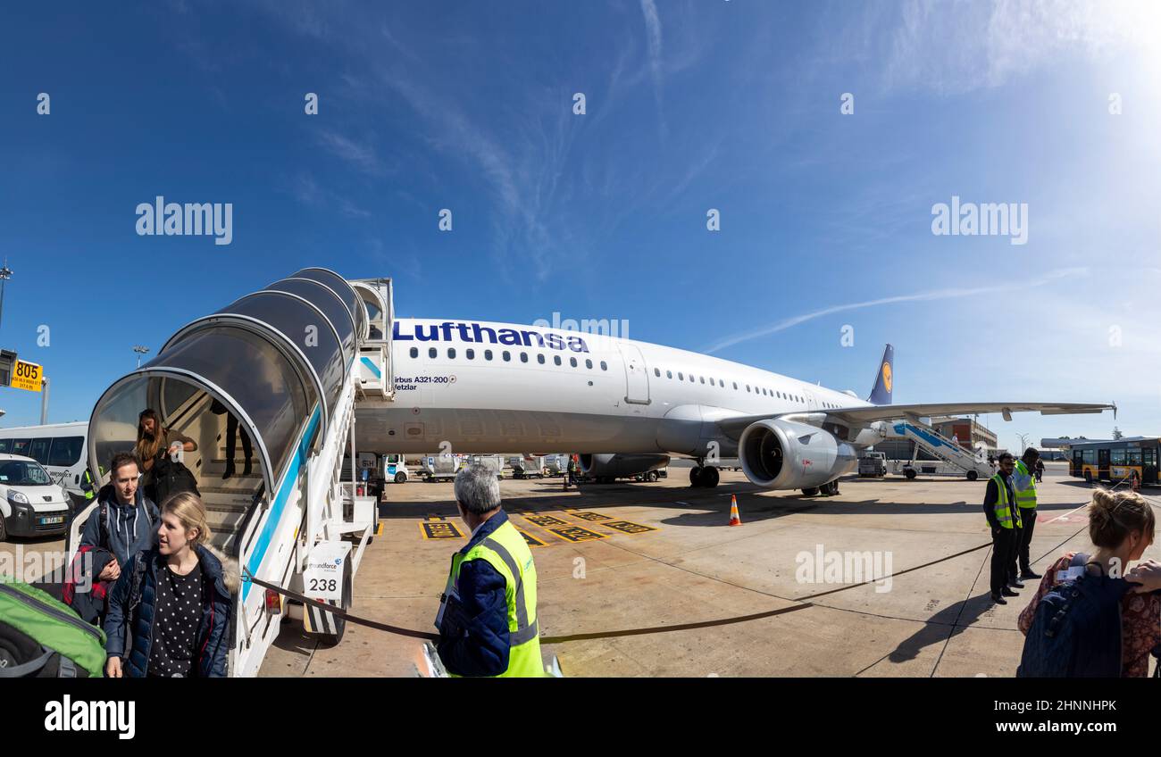 Persone che si imbarcano da Lufthansa Aircraft all'aeroporto di Lisbona Foto Stock