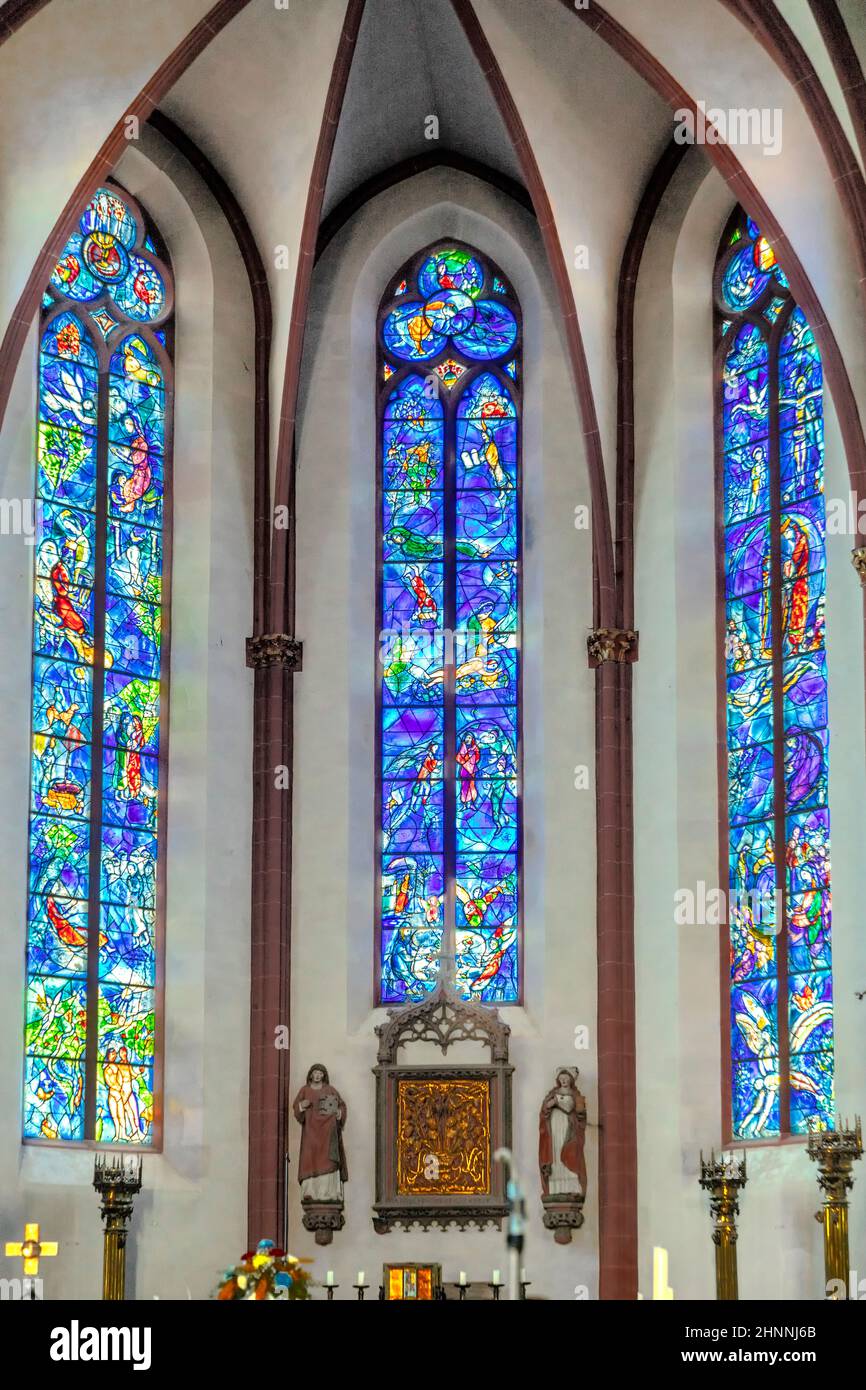 Vetrate di Marc Chagall nell'abside della Collegiata di Santo Stefano. La chiesa fu costruita nel 1267-1340. Le finestre sono state create nel 1978-1985. Foto Stock