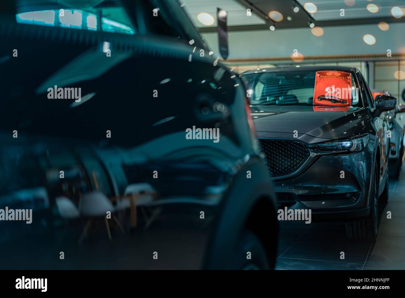 SUV di lusso con focus selettivo parcheggiato in showroom di lusso. Ufficio concessionaria auto. Auto nuova parcheggiata in un moderno showroom. Auto in vendita e noleggio business concept. Leasing di automobili e background assicurativo. Foto Stock