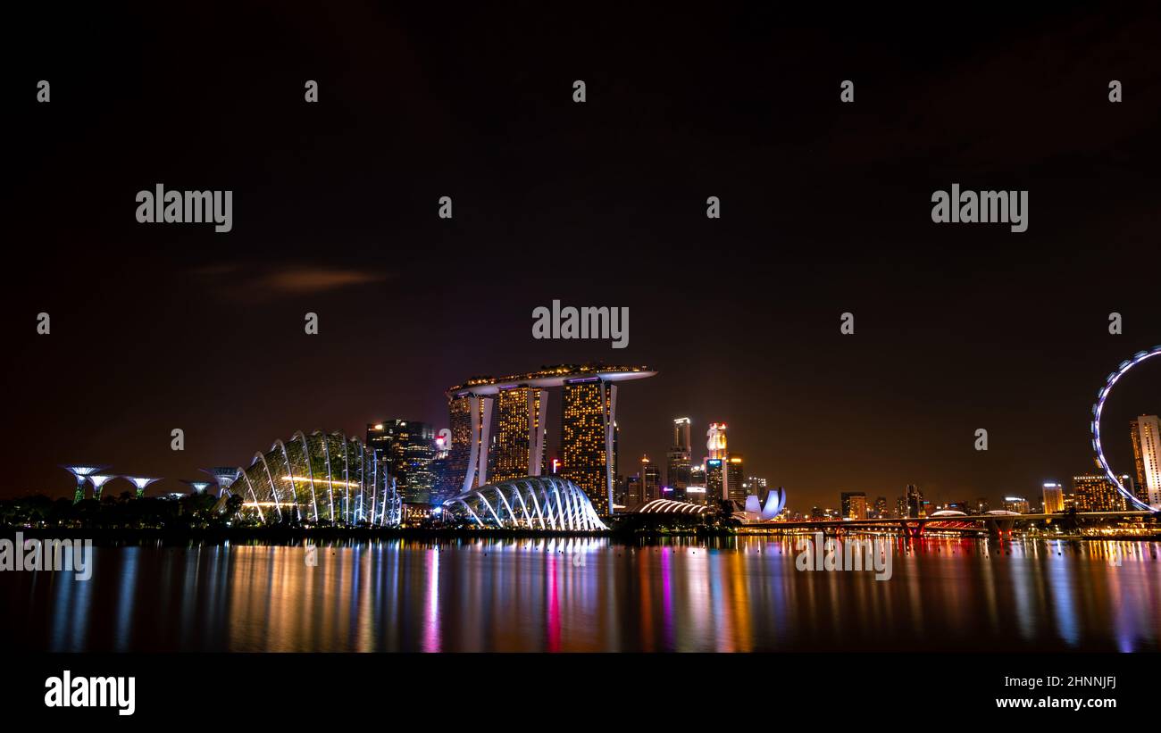 SINGAPORE-MAGGIO 19, 2019 : Città moderna e finanziaria di Singapore in Asia. Punto di riferimento della Marina Bay di Singapore. Panorama notturno dell'edificio d'affari e dell'hotel. Vista panoramica della baia di Marina al tramonto. Foto Stock