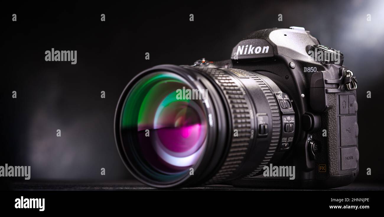 Fotocamera Nikon D850 con zoom nikkor Foto Stock