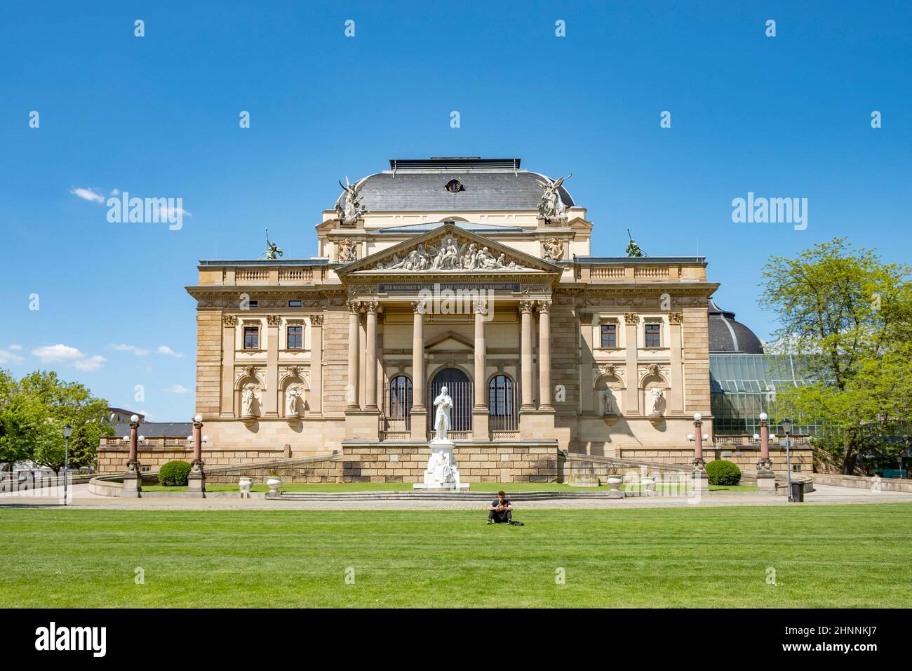 Di fronte al Museo Wiesbaden, una casa espositiva per l'arte e la natura a Wiesbaden con persone che si rilassano nel parco Foto Stock