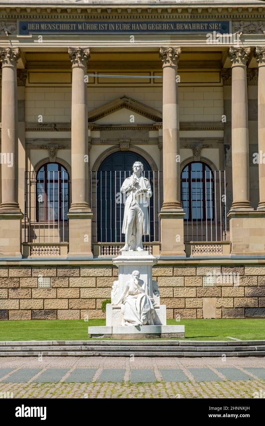 Di fronte al Museo Wiesbaden, una casa espositiva per l'arte e la natura a Wiesbaden con la statua di Friedrich Schiller Foto Stock
