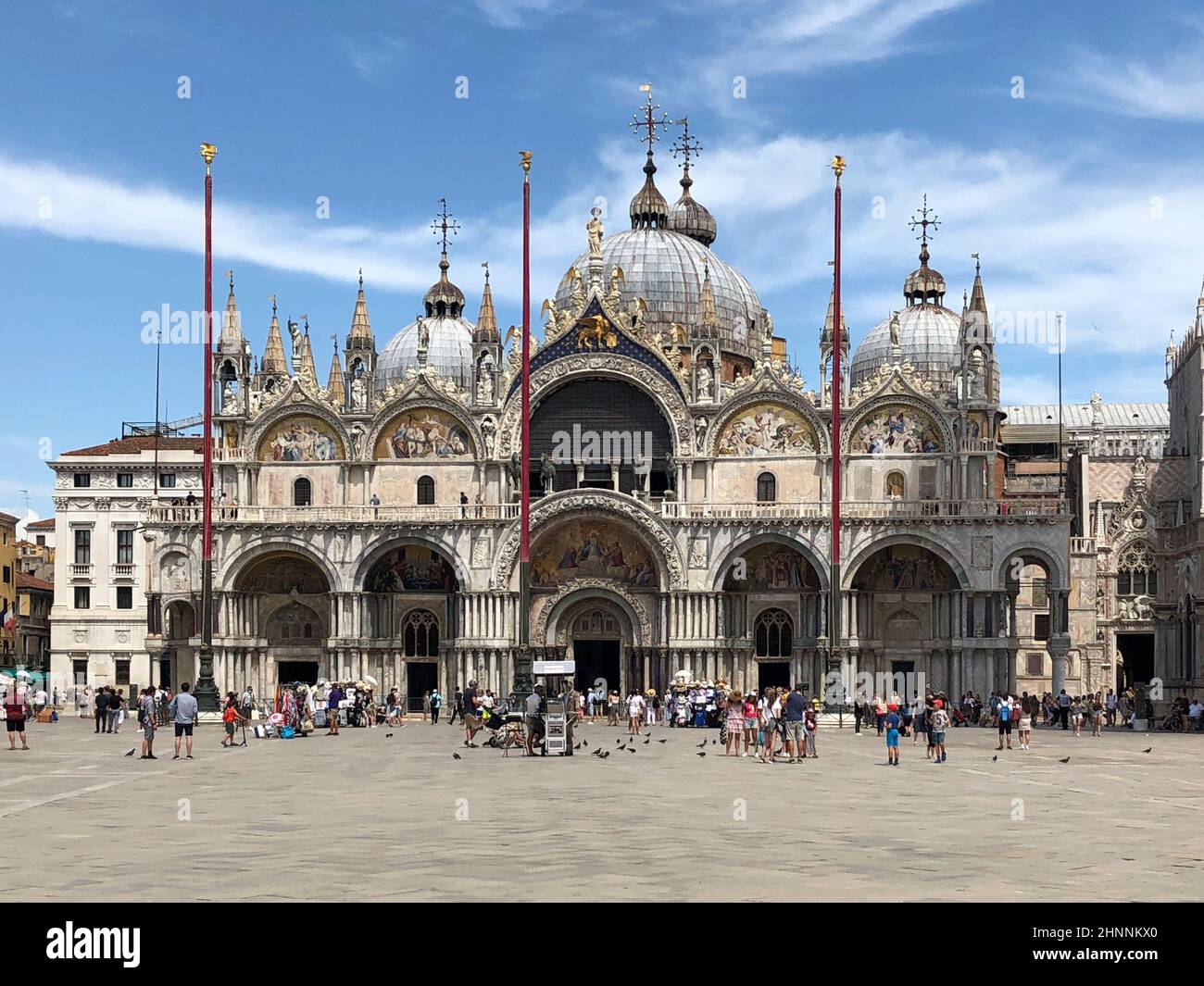 acade della Cattedrale di San Marco e Piazza San Marco dal mare a Venezia. Foto Stock