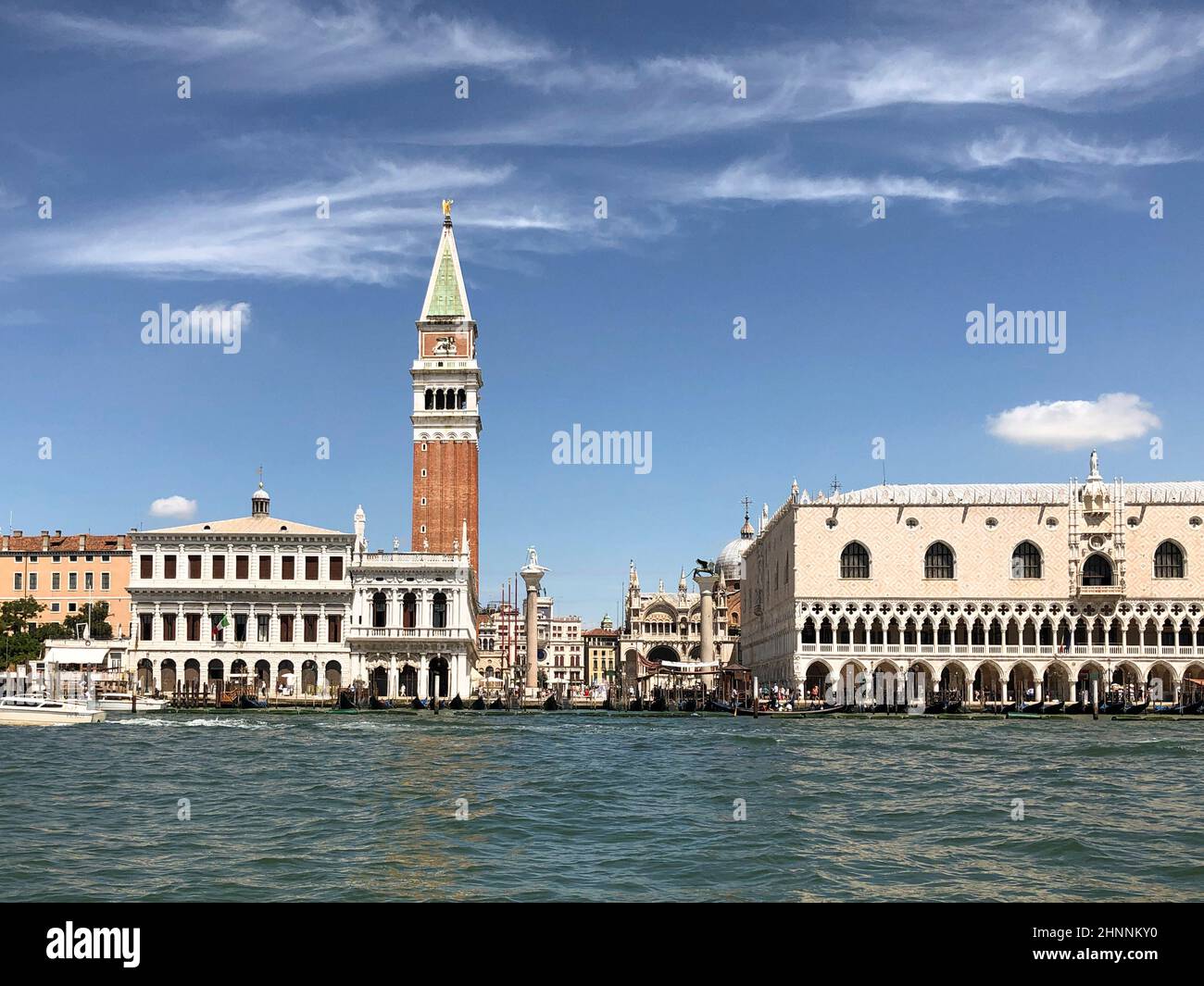 Facciata del Palazzo dei Dogi e Piazza San Marco dal mare a Venezia. Foto Stock