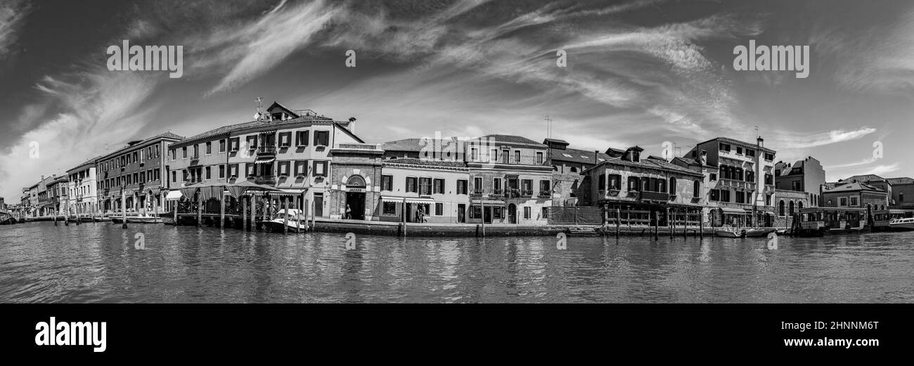 Vista panoramica sul canale di Burano, l'isola di venezia con la storica industria della soffiatura del vetro Foto Stock
