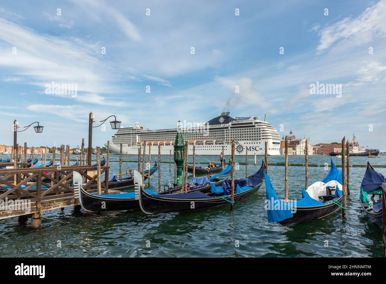 Nave da crociera MSC ORCHESTRA nella laguna veneta con gondole e turisti in primo piano a Venezia. Venezia è una delle principali destinazioni turistiche d'Italia. Foto Stock