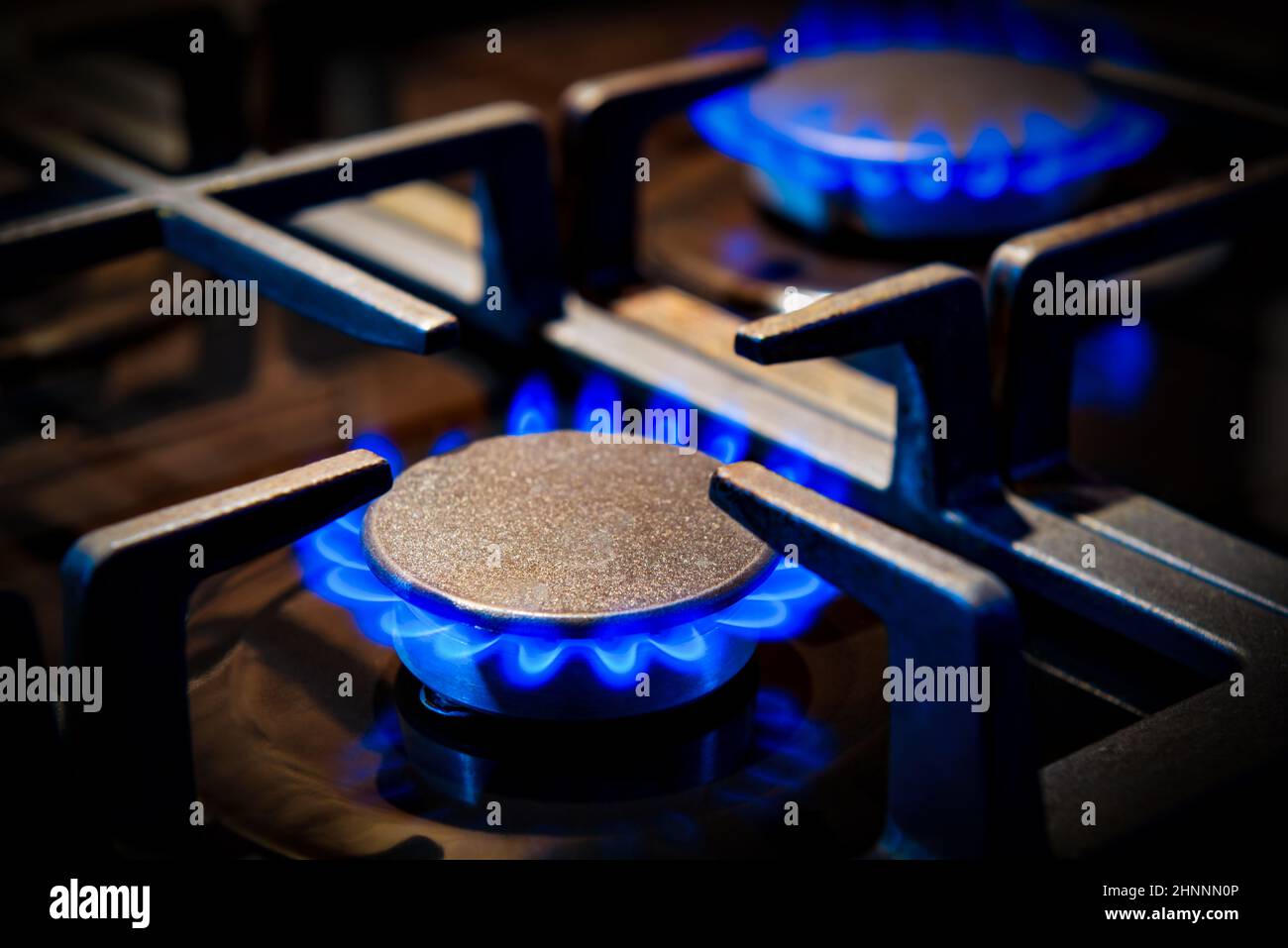 Fiamma blu brillante in bruciatore a gas in cucina Foto Stock