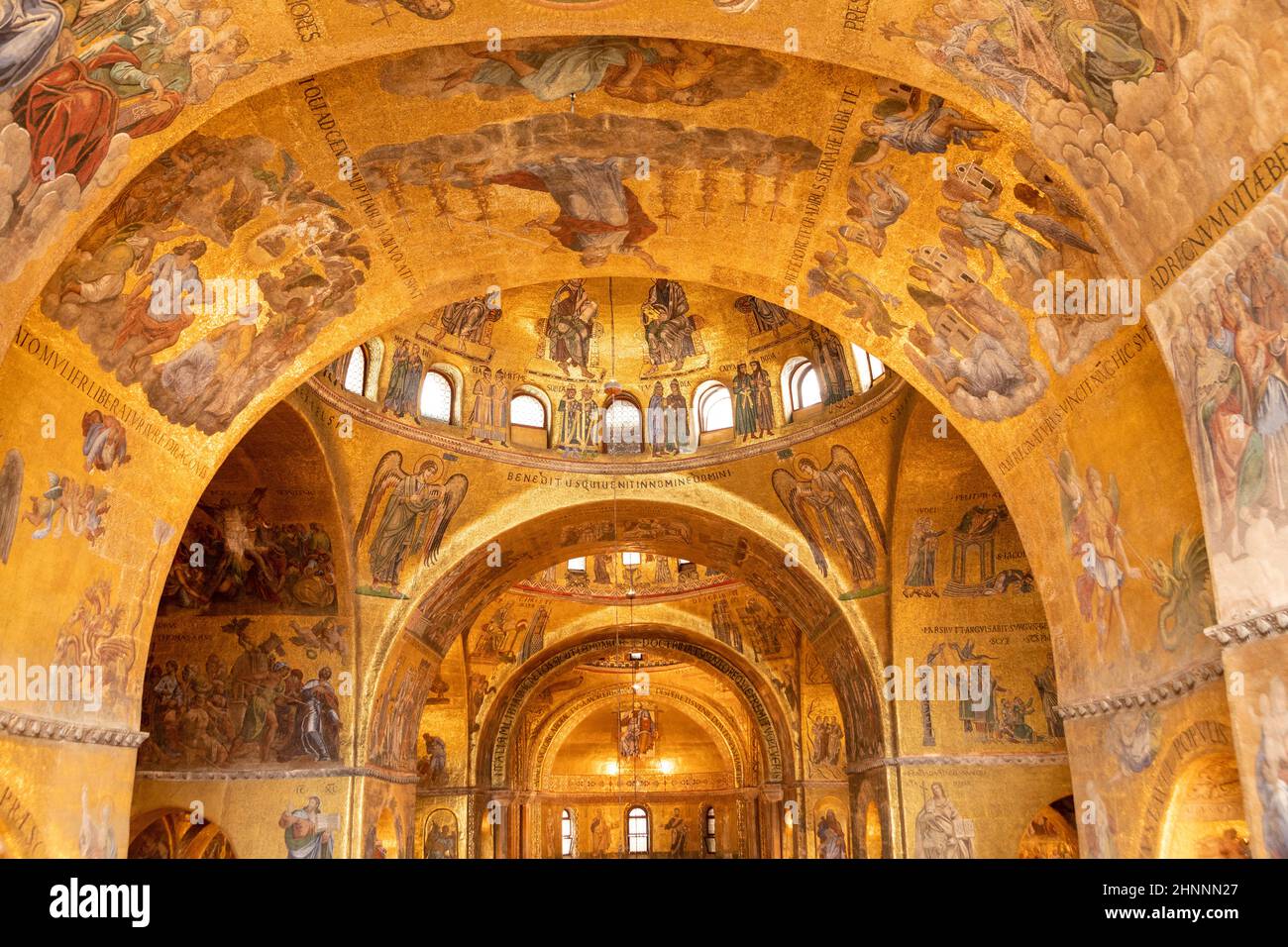 Mosaico a parete dorata all'interno della Basilica di San Marco o di San Marco a Venezia. E' il punto di riferimento principale di Venezia. Foto Stock