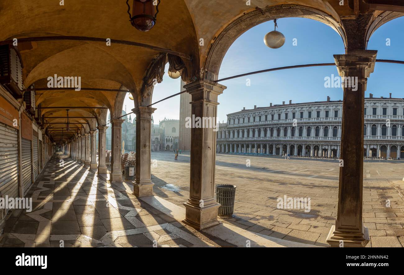 Ombra ai colonnati in Piazza San Marco a Venezia Foto Stock