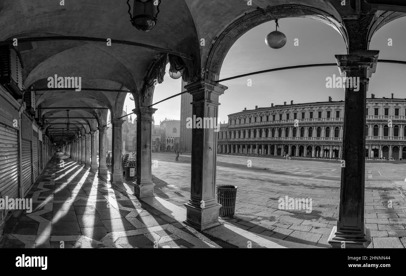 Ombra ai colonnati in Piazza San Marco a Venezia Foto Stock