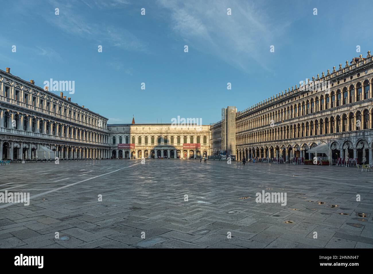 Piazza San Marco vuota a Venezia al mattino presto Foto Stock