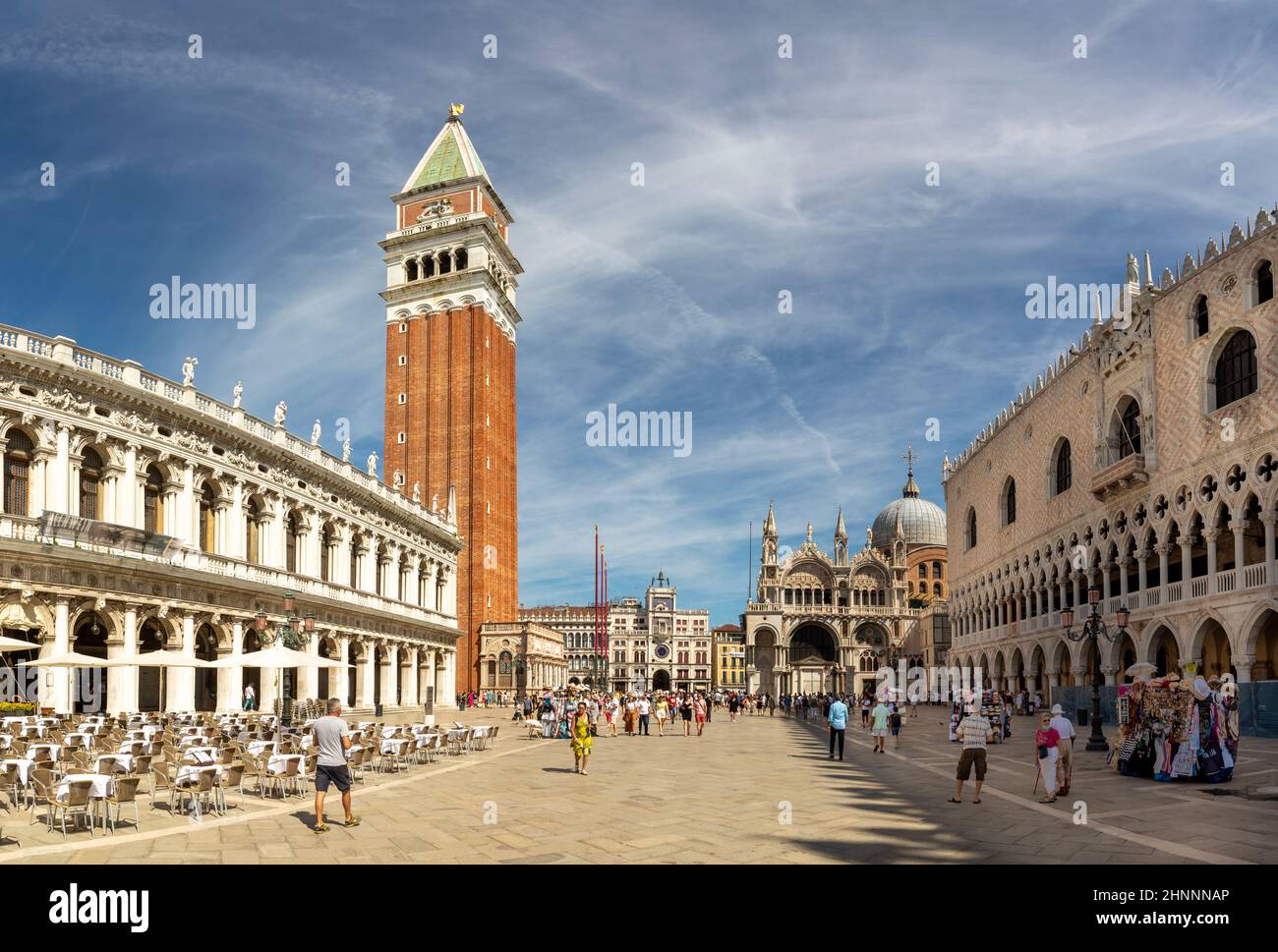 La gente visita Piazza San Marco a Venezia con la famosa Basilica e il campanile Foto Stock