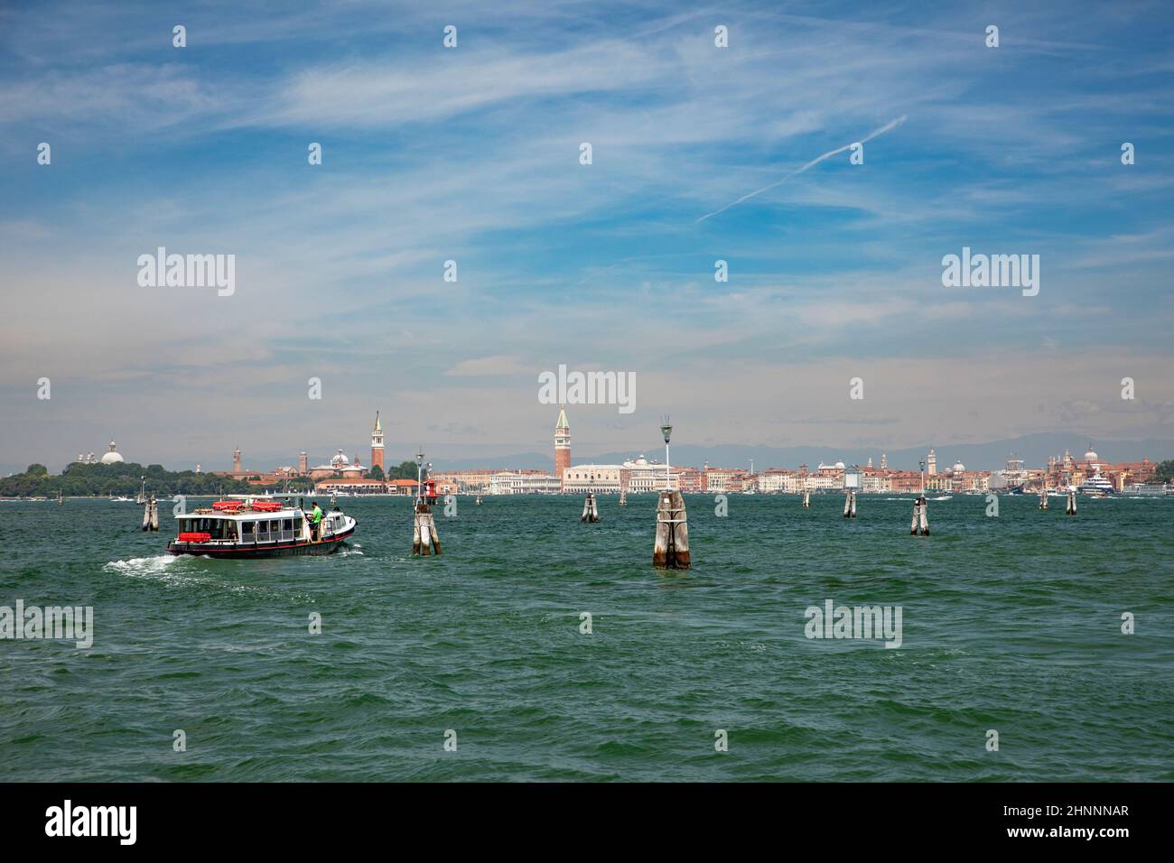 Il traghetto sulla strada per Venezia con vista su Piazza San Marco Foto Stock