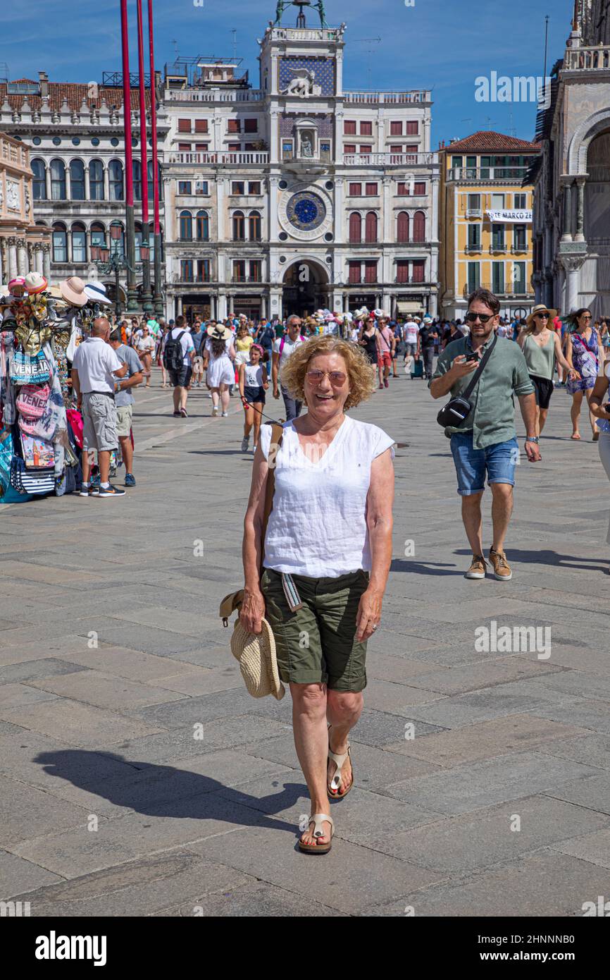 La donna ama visitare Piazza San Marco a Venezia Foto Stock