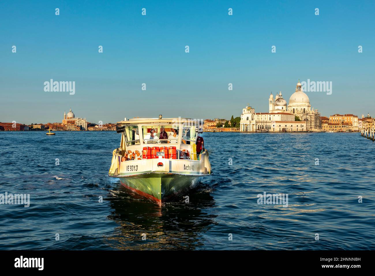 Il traghetto sulla strada per Venezia con vista su Piazza San Marco Foto Stock