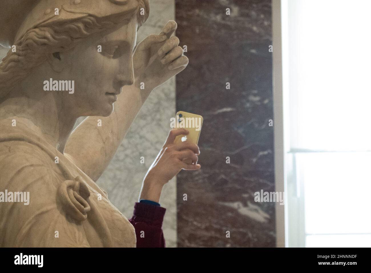 Parigi, Francia. 17th Feb 2022. A utilizza il suo telefono per scattare una foto della scultura greca al Museo del Louvre di Parigi il 17 febbraio 2022. (Credit Image: © Bryan Smith/ZUMA Press Wire) Foto Stock