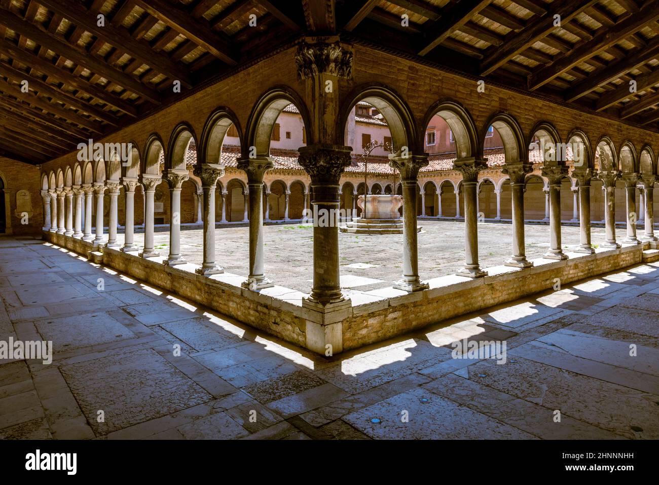 Affascinante architettura e dettagli all'interno della Chiesa di San Michele, Venezia Foto Stock