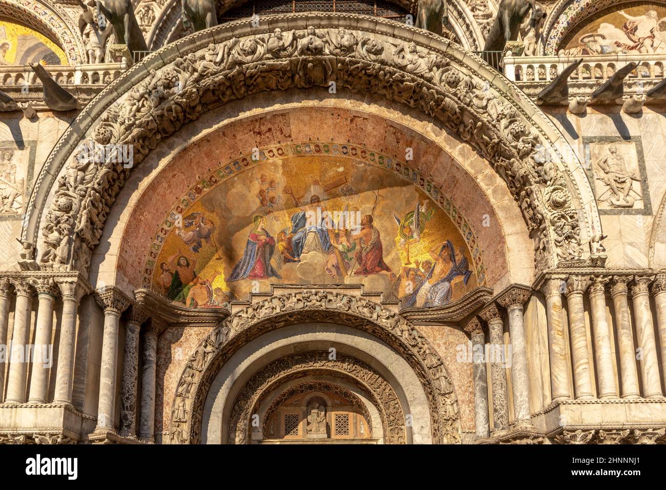 Mosaico affresco sulla facciata d'ingresso della Basilica di San Marco in Piazza San Marco a Venezia Foto Stock