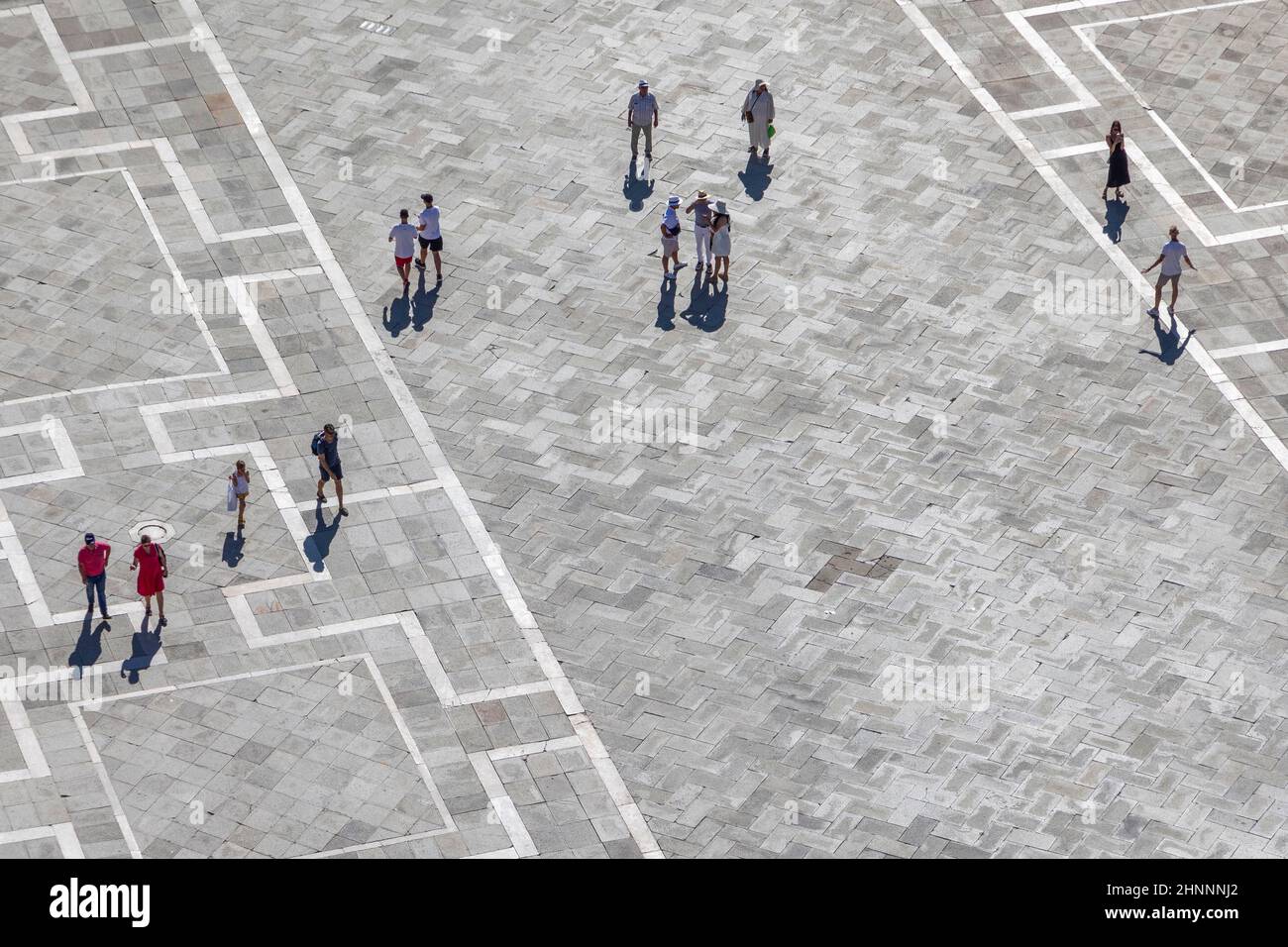 Vista dal campanile alla gente in Piazza San Marco a Venezia, Italia Foto Stock