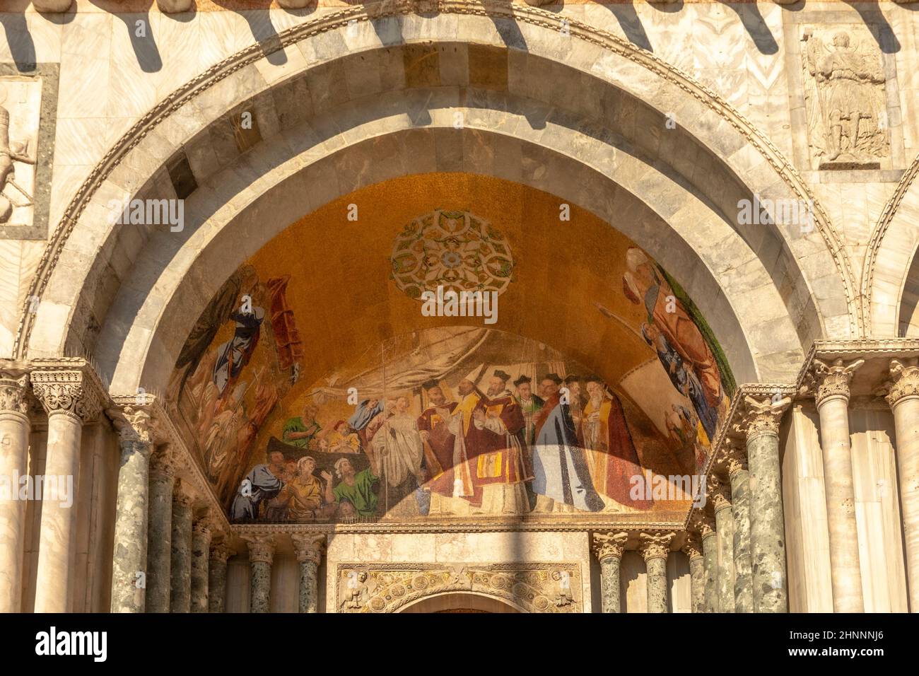 Mosaico affresco sulla facciata d'ingresso della Basilica di San Marco in Piazza San Marco a Venezia Foto Stock