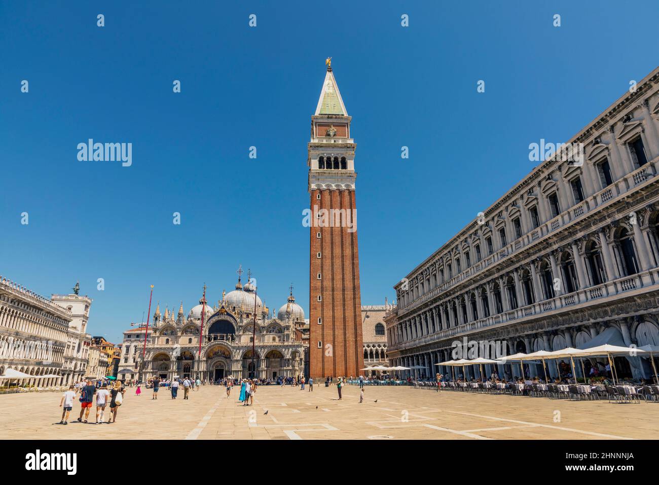 I turisti visitano il campanile di San Marco in Piazza San Marco a Venezia Foto Stock