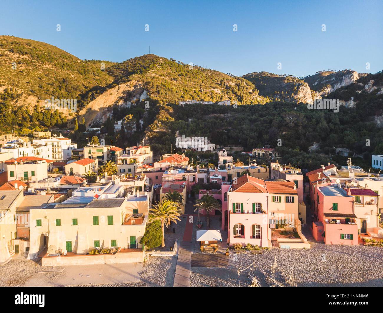 Veduta aerea delle case colorate e della spiaggia del borgo di Varigotti, Savona. Foto Stock