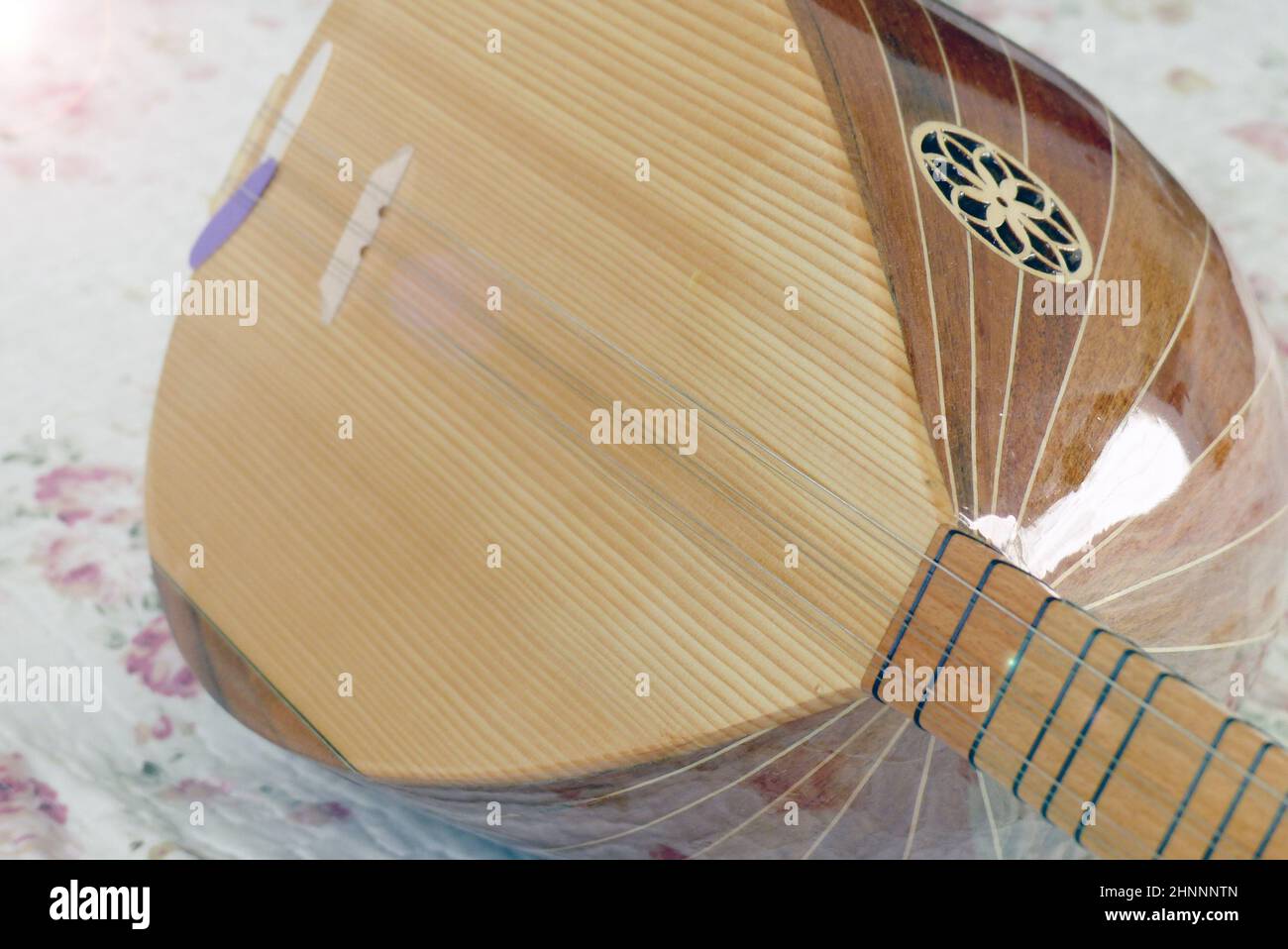 un musicista sta tenendo un saz, strumenti musicali turchi, primo piano baglama, Foto Stock